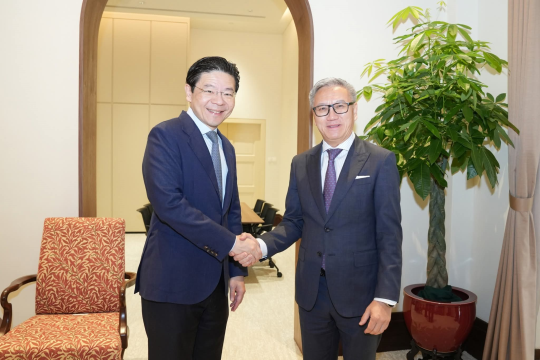 FM Pays Courtesy Call on Singaporean Prime Minister